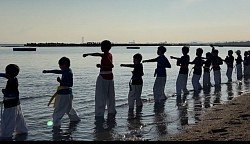 合宿で海に向かって正拳突き